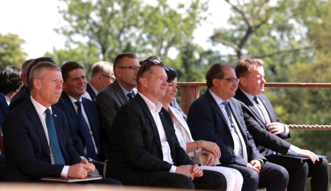 Przemysław Czarnek był królem parkietu we włoskim hotelu. Tam poznał piękną małżonkę [ZDJĘCIA]