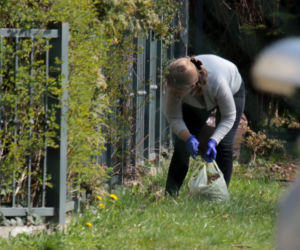 Małgorzata Tusk pielęgnuje teren wokół domu