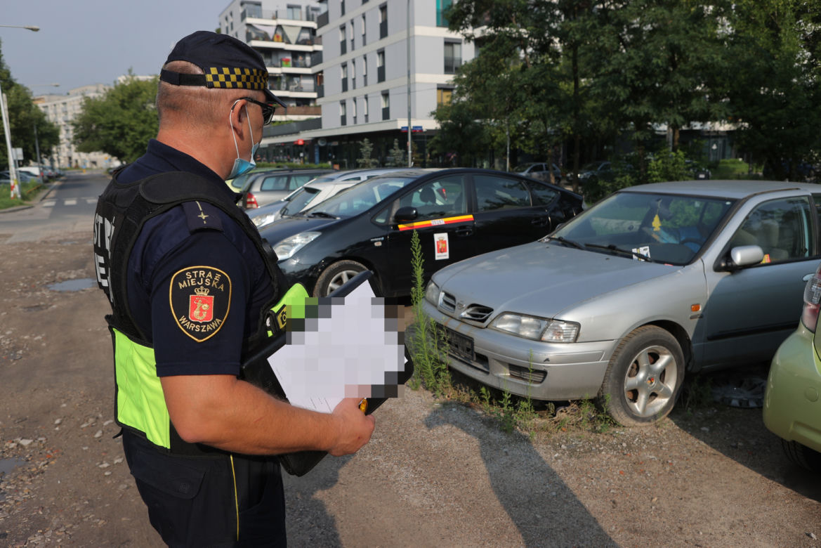 Sprzątamy miasto z wraków. Patrol "SE" na tropie porzuconych aut 