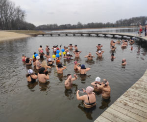 Sezon na zimowe kąpiele trwa. „Radomskie Morsy” zapraszają nad zalew na Borkach 