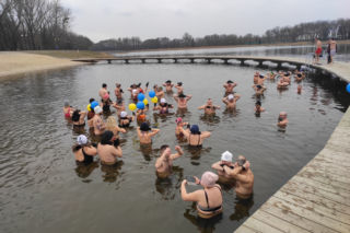 Sezon na zimowe kąpiele trwa. „Radomskie Morsy” zapraszają nad zalew na Borkach 