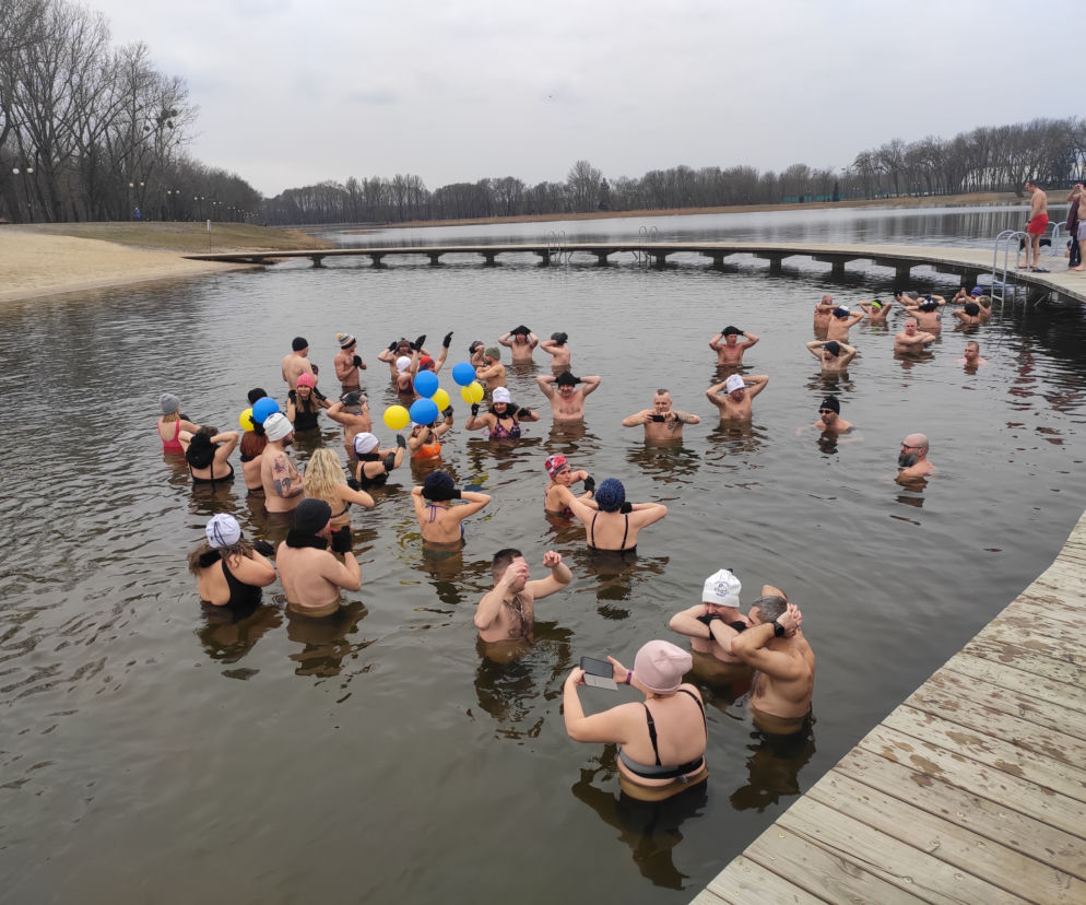 Sezon na zimowe kąpiele trwa. „Radomskie Morsy” zapraszają nad zalew na Borkach 
