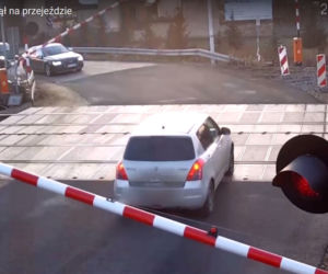 Kierowca wjechał na przejazd kolejowy i... utknął. PKP pokazuje film
