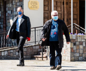 Lech Wałęsa przyszedł do kościoła w maseczce