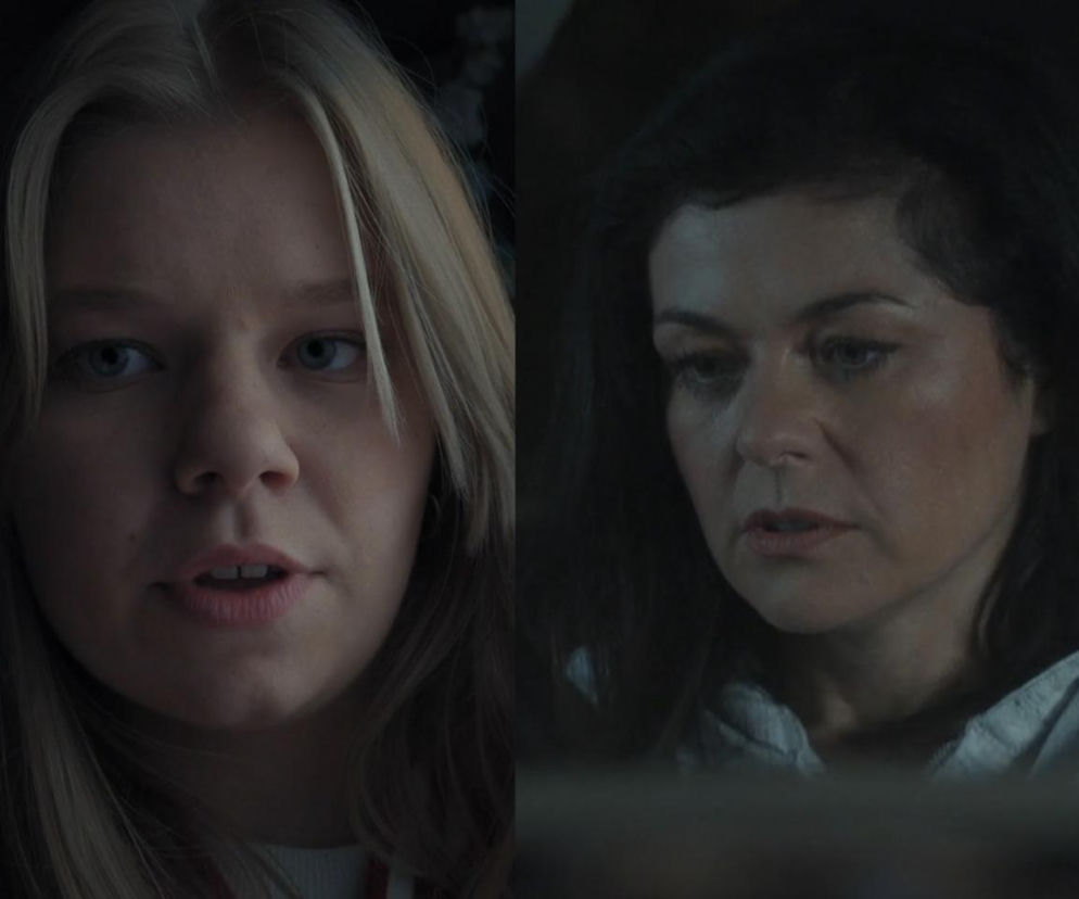 Zbliżenie na twarze Lenki (Olgi Cybińskiej) i Kingi (Katarzyny Cichopek) podczas rozmowy telefonicznej, w której Lenka zdradza Kindze tajemnicę zaręczyn. Kinga jest zaskoczona słowami córki. Więcej informacji o serialu M jak miłość znajdziesz na stronie Super Seriale.