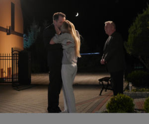 Pierwsza miłość. Emilka (Anna Ilczuk), Bartek (Rafał Kwietniewski), proboszcz (Włodzimierz Matuszak)