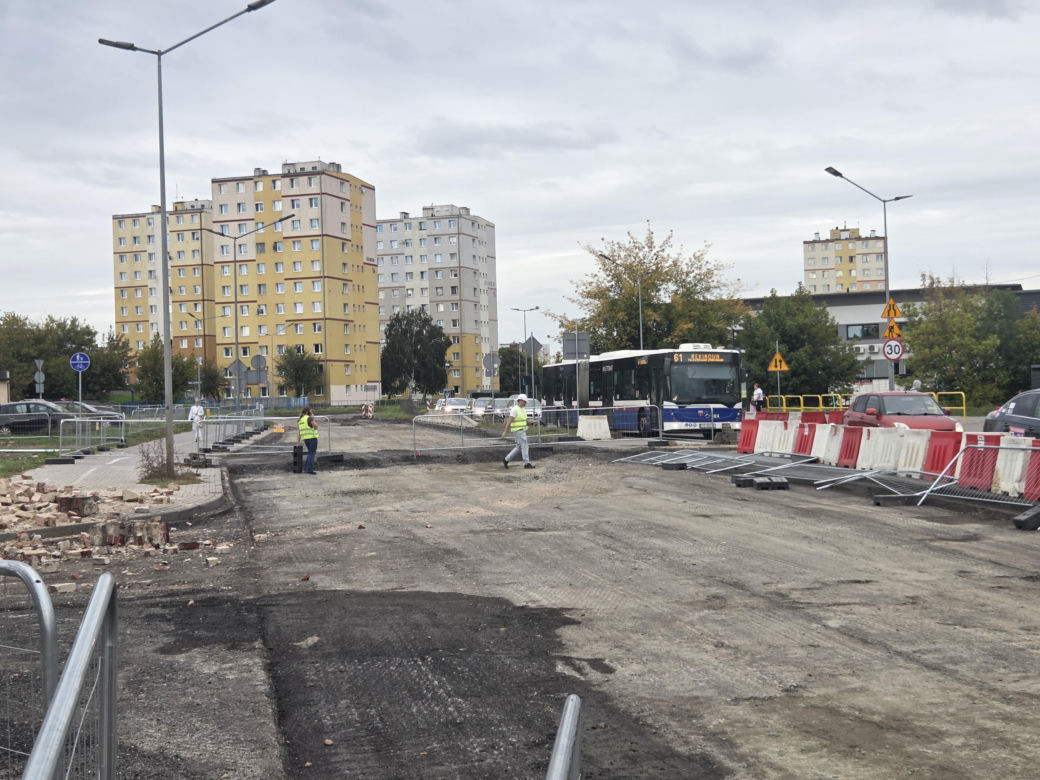 Wyburzają kolejne budynki na Szwederowie. Powstaje nowe torowisko tramwajowe [ZDJĘCIA]