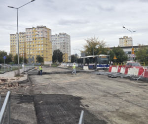 Wyburzają kolejne budynki na Szwederowie. Powstaje nowe torowisko tramwajowe [ZDJĘCIA]