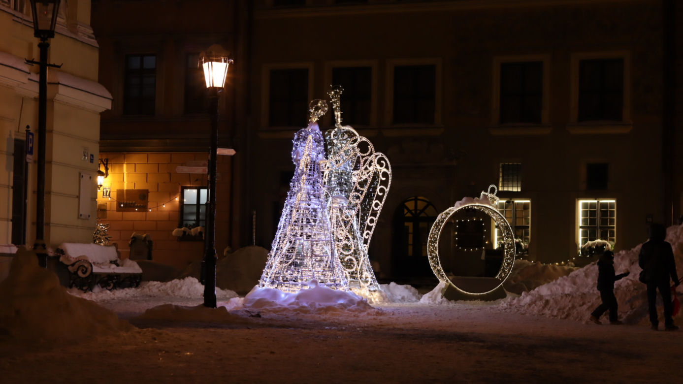 Lublin wieczorową porą. W mieście świąteczne ozdoby i hałdy śniegu. Zobacz zdjęcia!