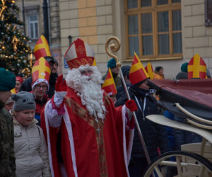 Setki Mikołajów w centrum miasta. Orszak św. Mikołaja w Lublinie
