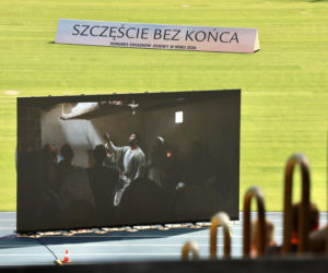 Tysiące ludzi szuka swojego szczęścia na stadionie. Kongres Świadków Jehowy przyciągnął tłumy