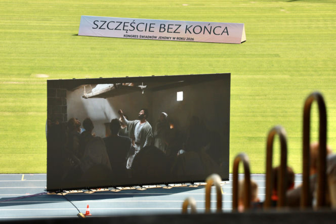 Tysiące ludzi szuka swojego szczęścia na stadionie. Kongres Świadków Jehowy przyciągnął tłumy