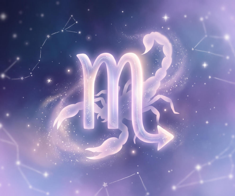Świecący symbol Skorpiona na tle gwieździstego nieba. O horoskopie dla tego znaku zodiaku przeczytasz na Eska.