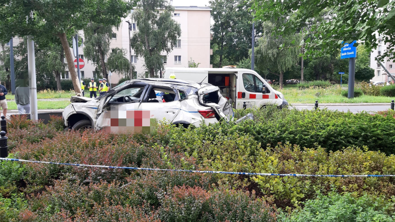 Pijany próbował uciekać przed policją. Uderzył w auto i wylądował na dachu