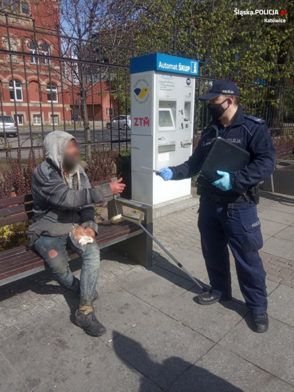 Bezdomni też muszą nosić maseczki! Policjanci z Katowic o to zadbali 