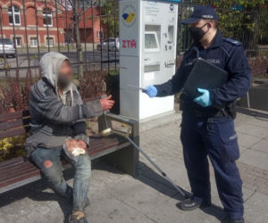 Bezdomni też muszą nosić maseczki! Policjanci z Katowic o to zadbali 