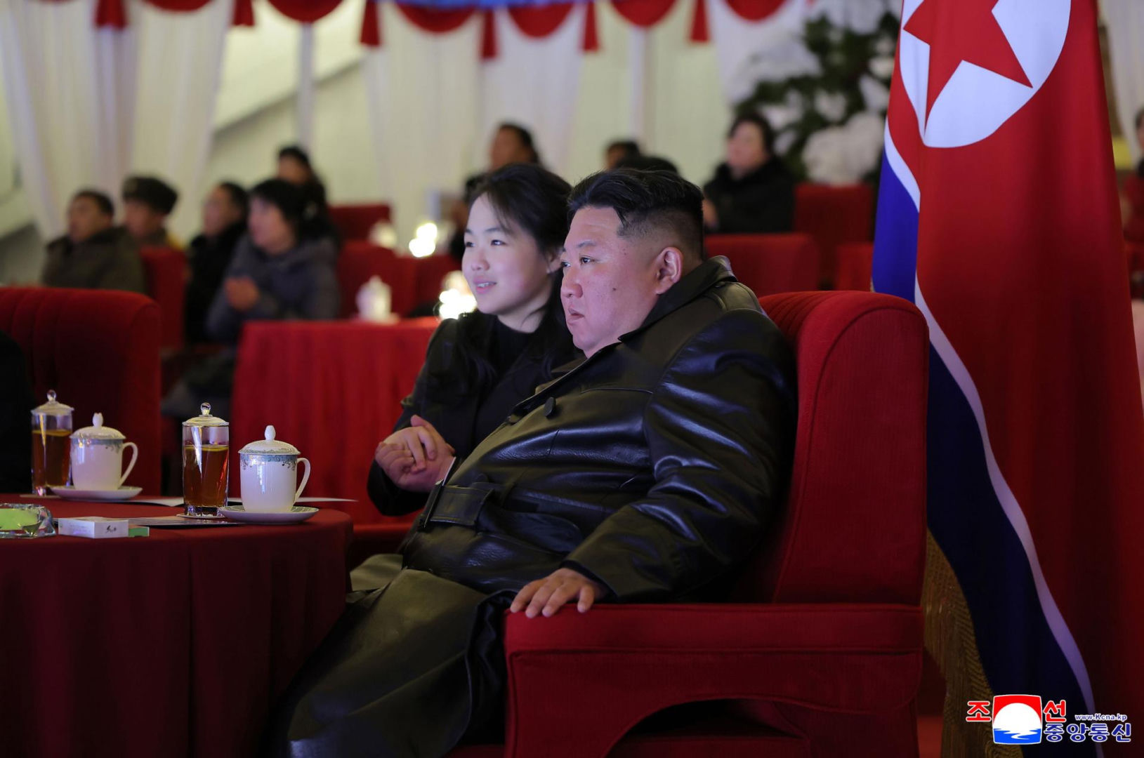 Korea Płn./ Przywódca Kim Dzong Un z 13-letnią córką testowali nowe pistolety