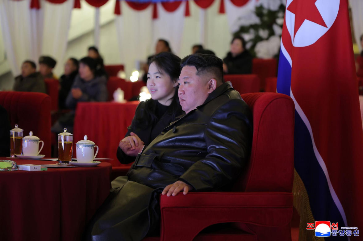 Korea Płn./ Przywódca Kim Dzong Un z 13-letnią córką testowali nowe pistolety