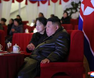 Korea Płn./ Przywódca Kim Dzong Un z 13-letnią córką testowali nowe pistolety