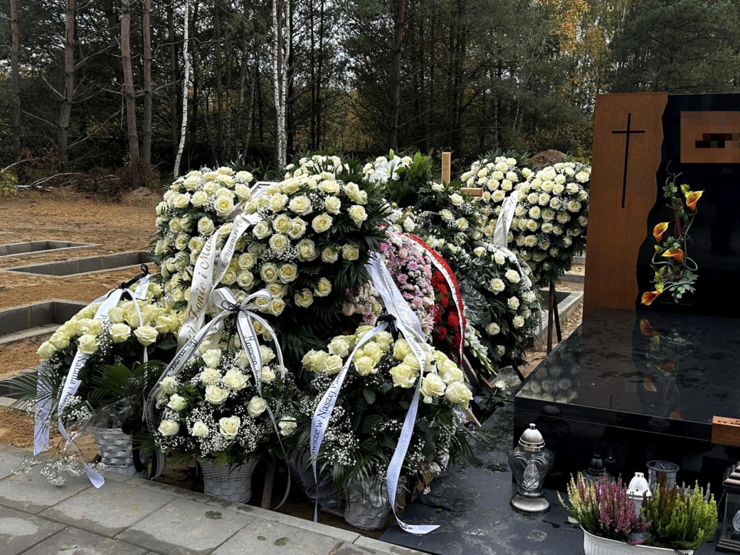 Pożegnał żonę, ale nie potrafił odejść. Przejmujący widok na grobie Darii. "Nie otrzymałem pomocy psychologicznej"