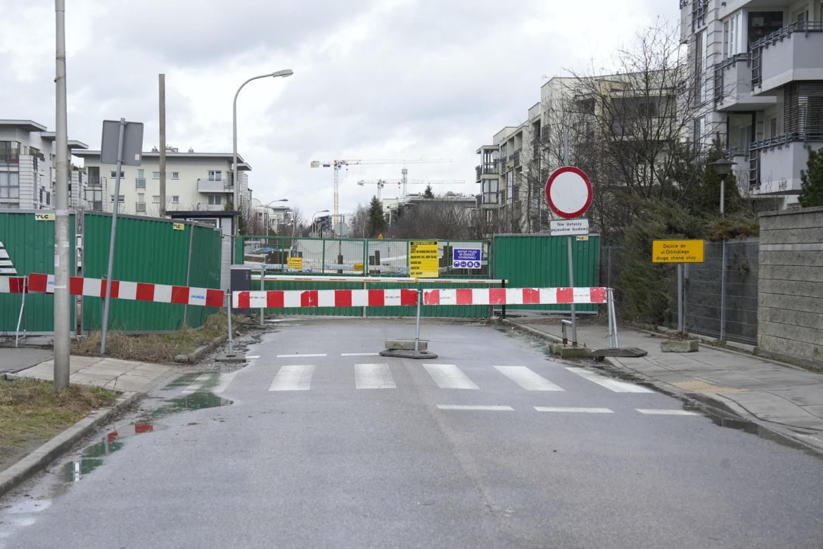 Autobus już może zakręcić. Koniec groteski przed przychodnią na Bemowie