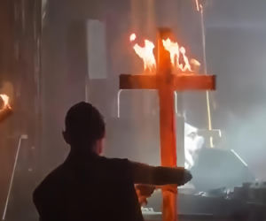 Podpalili krzyże na festiwalu w Chwałkowie