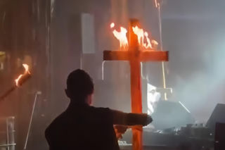 Podpalili krzyże na festiwalu w Chwałkowie