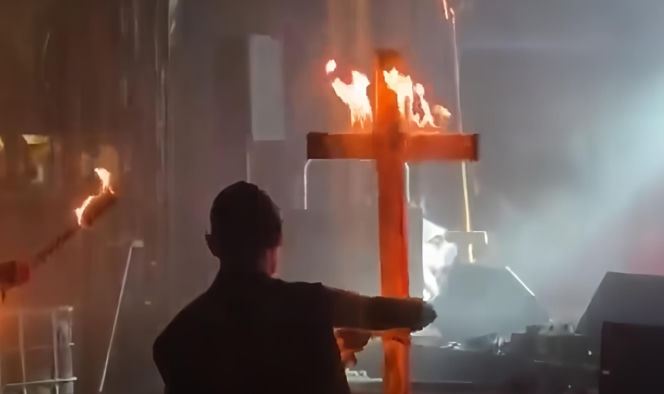 Podpalili krzyże na festiwalu w Chwałkowie