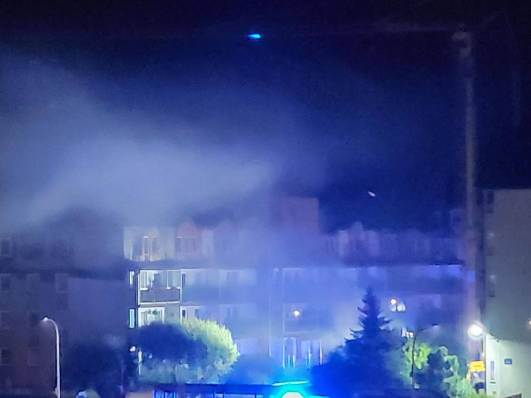Kłęby dymu nad blokiem, który spłonął w Ząbkach. Co się stało?