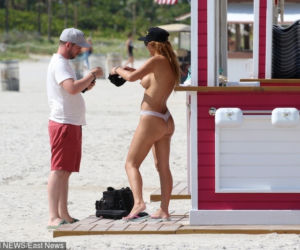 Prezenterka prowadziła program topless