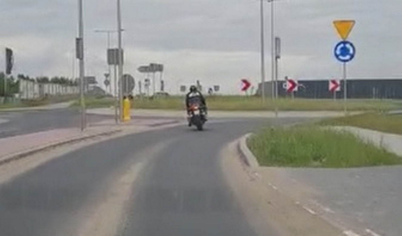Policyjny pościg za Włochem na motorze. Nie miał prawa jazdy i przejechał na czerwonym