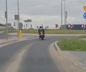 Policyjny pościg za Włochem na motorze. Nie miał prawa jazdy i przejechał na czerwonym