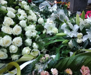 Tragedia w Salisbury. Zamordowane kobiety pochowane w Tarnowie. Grobu nie widać spod kwiatów