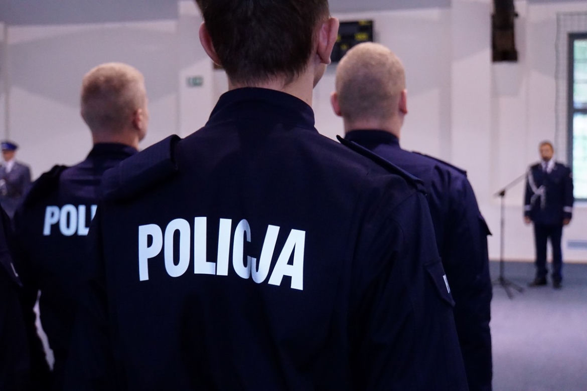 Ślubowanie nowych policjantów w Olsztynie. W szeregi wstąpiło 24 funkcjonariuszy [ZDJECIA]