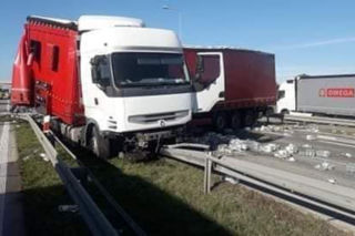 PILNE. Trasa S8 pod Tomaszowem Mazowieckim zablokowana. TIR staranował barierki [FOTO]