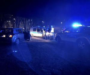 Zwiewał peugeotem przez pół miasta. Policjanci ranni