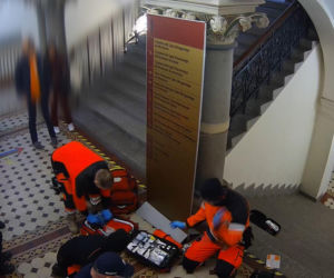 Dramatyczne sceny w sądzie we Wrocławiu. Policjanci walczyli o życie mężczyzny