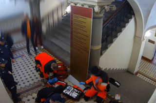 Dramatyczne sceny w sądzie we Wrocławiu. Policjanci walczyli o życie mężczyzny