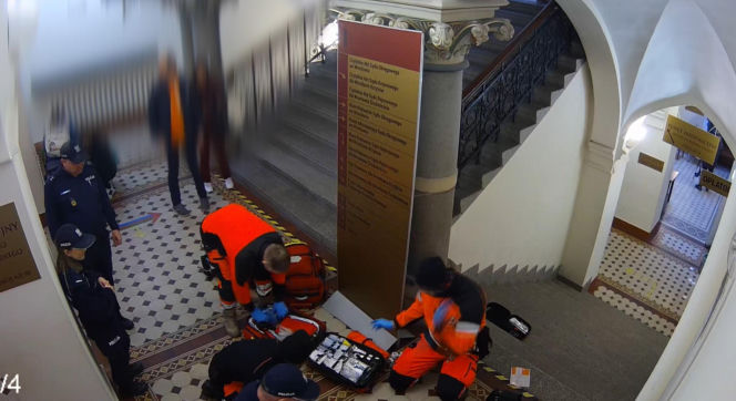 Dramatyczne sceny w sądzie we Wrocławiu. Policjanci walczyli o życie mężczyzny
