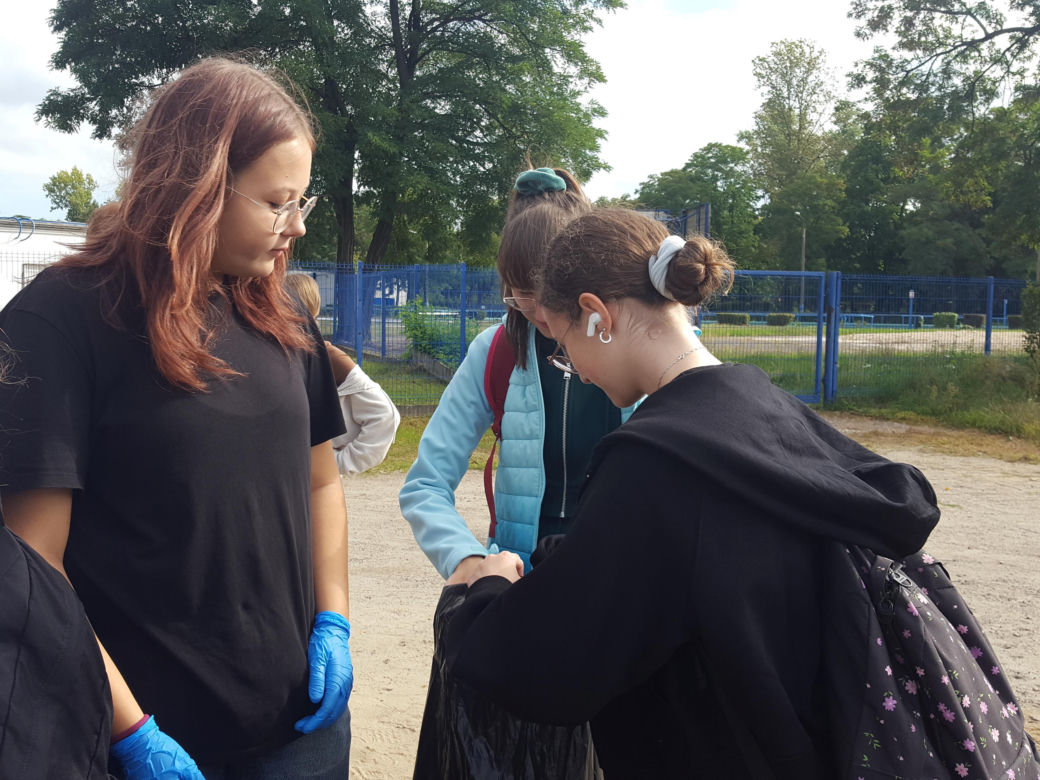 Uczniowie "Siódemki" w Lesznie sprzątali świat. Worki szybko zapełniały się śmieciami