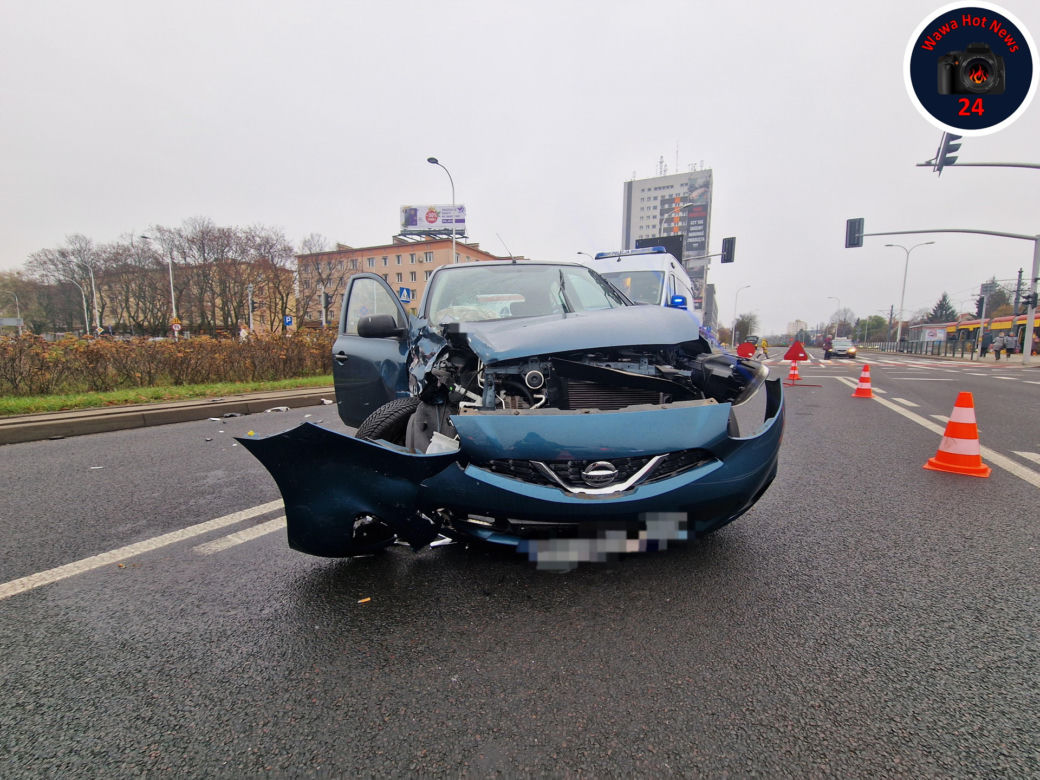 Zderzenie karetki z osobowym nissanem na Mokotowie. Dwie osoby ranne 