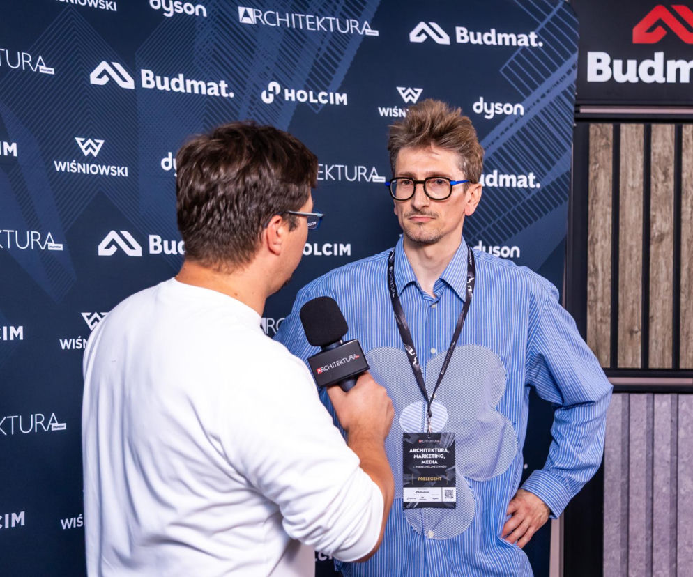 Artur Celiński udziela wywiadu podczas konferencji. O marketingu w branży przeczytasz w serwisie Architektura.