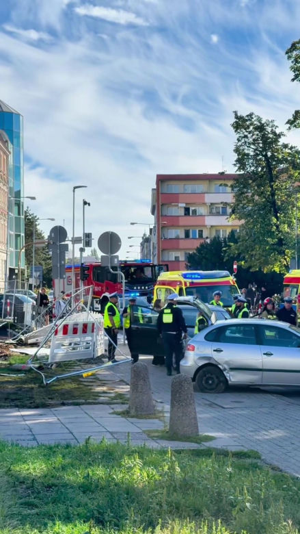 Groźny wypadek w centrum Opola. Auto wjechało w pieszych na chodniku