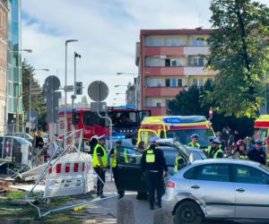 Groźny wypadek w centrum Opola. Auto wjechało w pieszych na chodniku