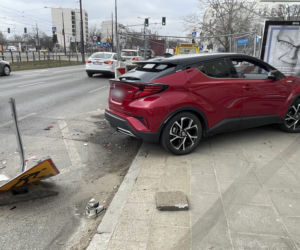 Toyota wjechała w roboty drogowe oraz przystanek autobusowy