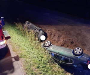 Wypadek w Grzywnie koło Torunia. Dwa samochody w rowie