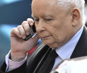 Kaczyński ma kultowy telefon komórkowy