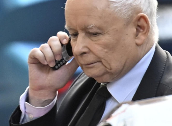 Kaczyński ma kultowy telefon komórkowy