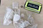 Policjanci z Torunia zabezpieczyli kilogramy narkotyków. 22-letnia kobieta i dwóch 41-latków w kajdankach