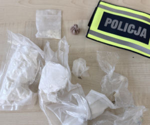 Policjanci z Torunia zabezpieczyli kilogramy narkotyków. 22-letnia kobieta i dwóch 41-latków w kajdankach